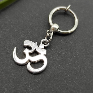 Clip singola in argento om clip-on om clip-on ohm clip-on non forato om yoga zen yoga pendente yoga simbolo om orecchino yoga meditazione pendente