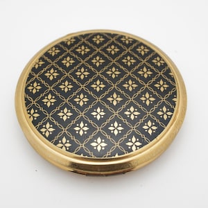 Laiton compact avec un décor à motifs noirs sur fond laiton fabriqué en, les années 50 par Kigu