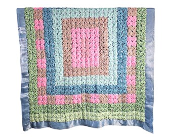 1960年代のモダンなパッチワーク、手縫いのキルティングと刺繍が施され