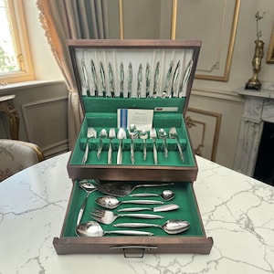 Juego de cubiertos de plata bañada en plata Rogers Bros Garland de 1847, 80 piezas con estuche de madera. Servicio de mediados de siglo.