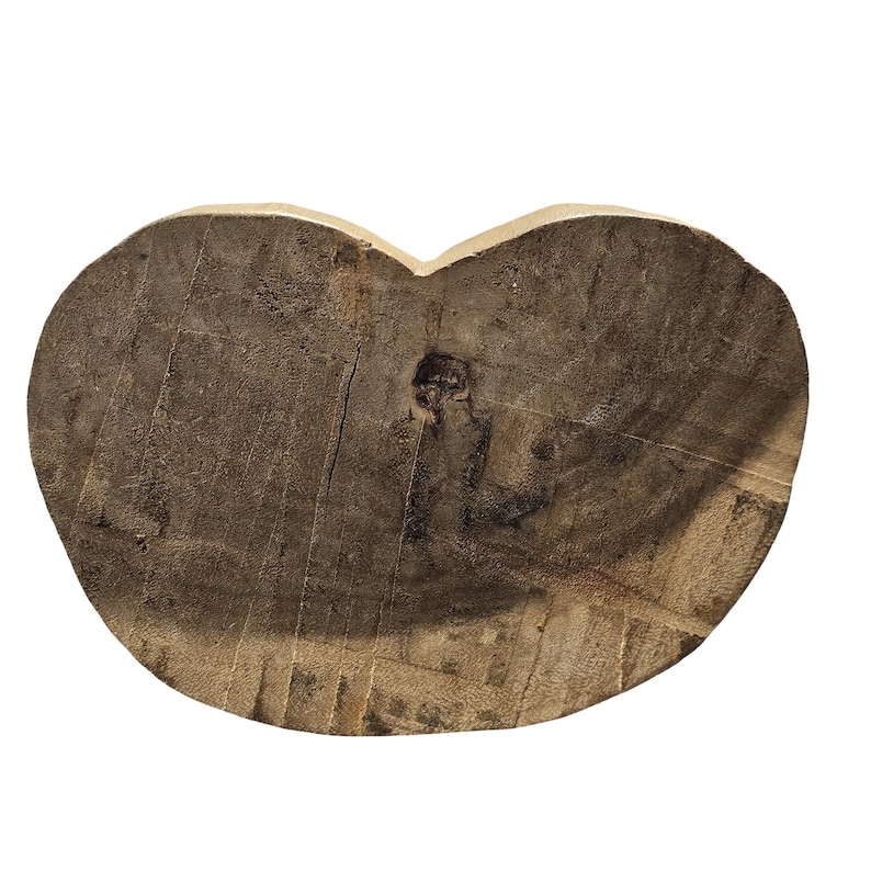 K&ouml;nnte beinhalten: Ein herzf&ouml;rmiges Holzschneidebrett mit nat&uuml;rlicher, rustikaler Optik. Das Brett besteht aus einem Querschnitt eines Baumstamms, der die Maserung und Textur des Holzes zeigt. Die Farbe ist eine Mischung aus Braun- und Beiget&ouml;nen mit einem helleren Rand.