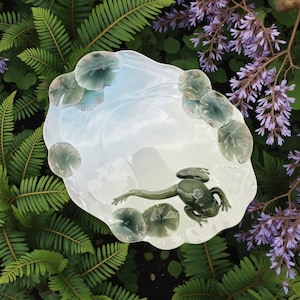 Piatto scolpito Franz Porcelain Amphibia XPI-690 Frog Lily Pad da 13,25" con modellazione in altorilievo di rana e foglia
