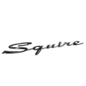 Puede incluir: Emblema de metal cromado con la palabra "Squire" en una fuente de letra cursiva estilizada.