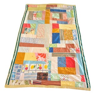Jeté de canapé ou housse de tour de cou Crazy Quilt fait main rétro des années 1960 avec des panneaux de tissu vintage et une bordure en ruban de velours
