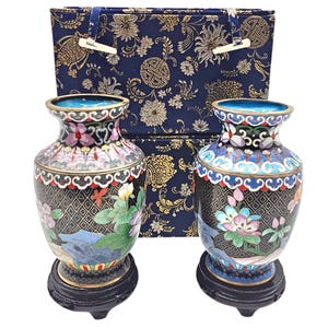Vintage Chinees paar cloisonnévazen zwart geëmailleerd herfstbloemen met houten standaard