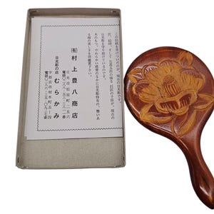 ヴィンテージアイヌ彫刻手鏡 - 北海道産木製民芸品 花のモチーフ