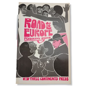 Può includere: Una copertina di libro con un'illustrazione rosa e nera di persone con il titolo "Road to Europe" e l'autore "Ferdinand Oyono" in testo bianco. Il libro è pubblicato da "Three Continents Press".