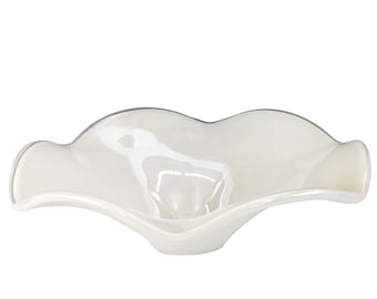 Centro de mesa de vidrio artístico blanco con borde ondulado y decoración en forma de nube