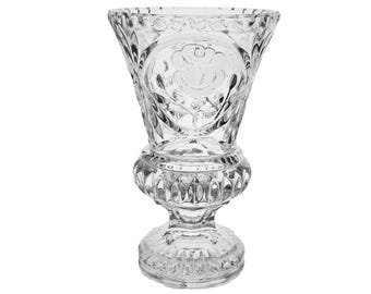 Jarrón antiguo de cristal tallado, medallón floral grabado, borde pellizcado.