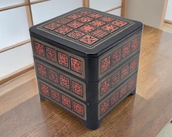 Vintage japoński bento box 3-poziomowy czarno-czerwony kwiatowy plastikowy pojemnik na lunch 8"