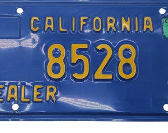 1978年カリフォルニア州ディーラーナンバープレート 青と黄色の自動車