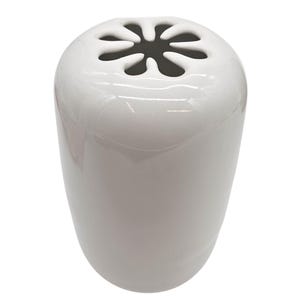 Może przedstawiać: Biały ceramiczny wazon o zaokrąglonym korpusie i gwiaździstym otworze u góry. Wazon ma błyszczące wykończenie i gładką powierzchnię. Design jest prosty i nowoczesny, odpowiedni do kompozycji kwiatowych lub dekoracji.