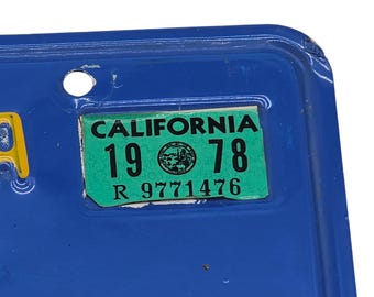 1978年カリフォルニア州ディーラーナンバープレート 青と黄色の自動車