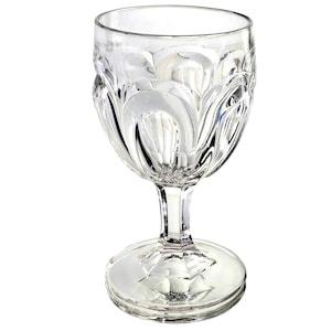 Może przedstawiać: Kryształowy kielich z dekoracyjnym wzorem z cięcia szkła. Kielich ma szeroką czaszę i wysoką, smukłą nóżkę.