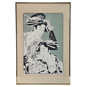 以下が含まれることがあります： 伝統的な衣装を着た2人の日本人女性が描かれた額入りのプリント。アートワークは主に白黒で、淡い緑色の背景があります。女性たちは手の込んだ髪飾りと模様入りの着物を身につけ、一人は弦楽器を持っています。