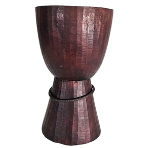 Vintage handgemachte Djembe Trommelmuschel, 30,5 cm hoch, tief geschnitztes Holz, handwerkliche Perkussion, afrikanische Trommelbasis, einzigartiges Geschenk für Musiker