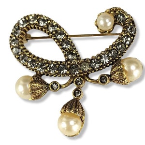 Vintage Rhinestone Brooch: Gold Finish Faux Pearl Pin