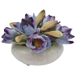Composizione floreale in porcellana Bone China di Royal Adderley – Crochi del Manitoba – Fiori in porcellana viola e blu dell&#39;Inghilterra in vaso con piedistallo