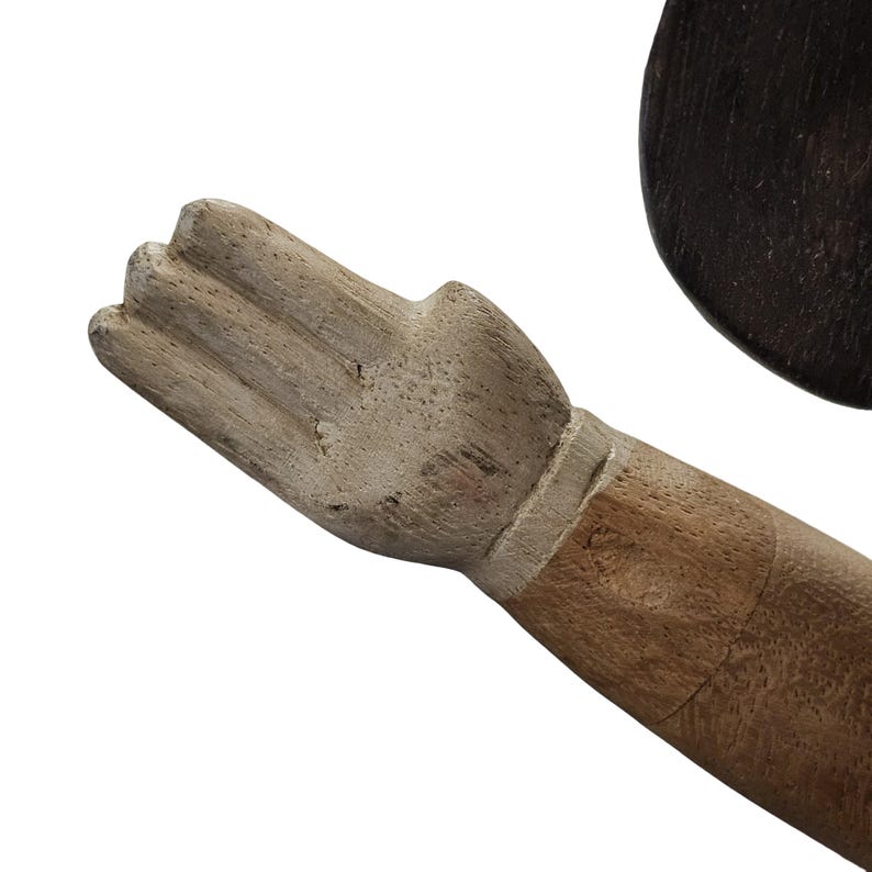 K&ouml;nnte beinhalten: Eine Holzskulptur einer Hand mit drei ausgestreckten Fingern. Die Hand ist hellbeige bemalt, mit einem dunkleren braunen Arm. Die Skulptur ist wahrscheinlich ein Dekorationsartikel.