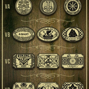 Pode incluir: Um conjunto de 12 fivelas de cinto diferentes com designs tem&aacute;ticos vikings. As fivelas s&atilde;o feitas de metal e t&ecirc;m um esquema de cores preto e branco. Os designs incluem um drag&atilde;o, um navio, um escudo e uma b&uacute;ssola. As fivelas s&atilde;o etiquetadas com as letras VA, VB, VC e VD.