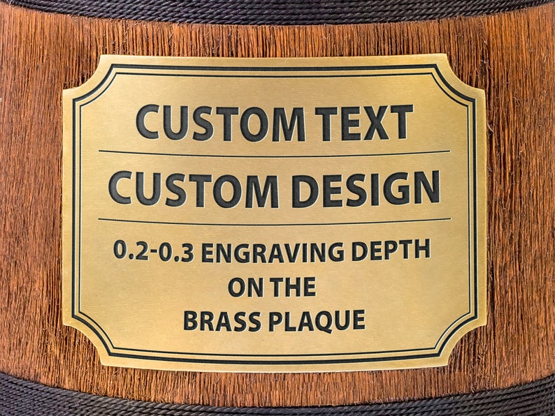 Pode incluir: Uma placa de lat&atilde;o dourada com uma borda preta e cantos arredondados. A placa tem o texto "CUSTOM TEXT" e "CUSTOM DESIGN" em letras pretas. Abaixo do texto est&aacute; a frase "0.2-0.3 ENGRAVING DEPTH ON THE BRASS PLAQUE".