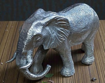 Affascinante statuetta di elefante in piedi per l'arredamento d'interni