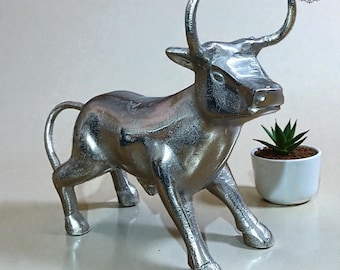 Sculptuur Silver Bull, modern metalen beeldje, decor opladen stier, minimalistisch dierenstandbeeld, bureau