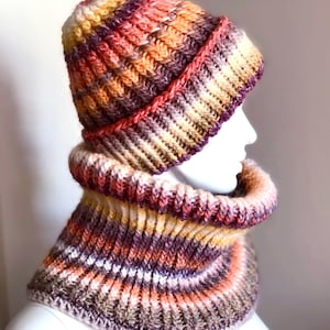 Ensemble 2 pièces tricoté à la main de taille de chapeaux tricotés. M/L avec snood double laine pour femme dans des couleurs chaudes ensemble d'hiver bonnet en laine avec écharpe