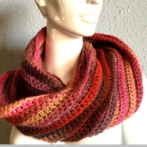Warme lussensjaal met een twist, Möbius-lussensjaal gehaakt van garen met kleurverloop, wollen wintersjaal, grof gebreid, rood-roze