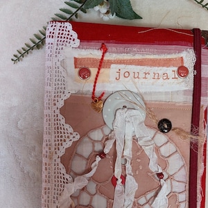 Junk Journal im Landhausstil mit rotem Cover