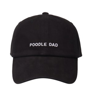 Pu&ograve; includere: Cappellino da baseball nero con testo ricamato in bianco che recita "POODLE DAD".