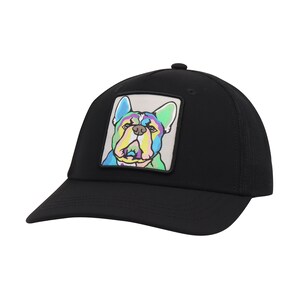 Op de afbeelding: Zwarte truckercap met een kleurrijk grafisch patch van een Franse bulldog op de voorkant.