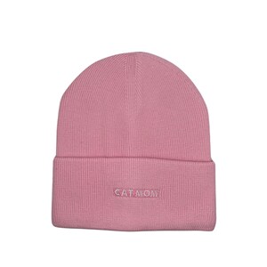 Puede incluir: Gorro de punto rosa con el texto "CAT MOM" bordado en la parte delantera.