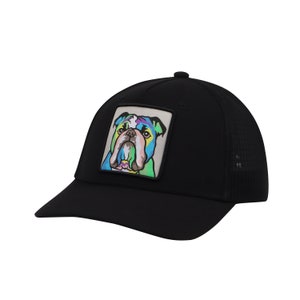 Op de afbeelding: Zwarte mesh truckercap met een kleurrijk bulldog-patch op de voorkant. De bulldog is geschilderd in tinten blauw, groen, roze en geel.