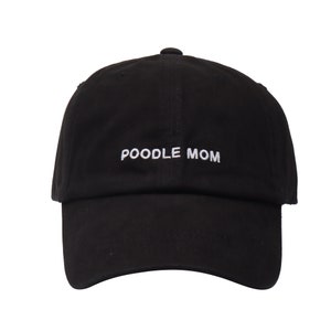 Pu&ograve; includere: Cappellino da baseball nero con testo ricamato in bianco che recita "POODLE MOM".