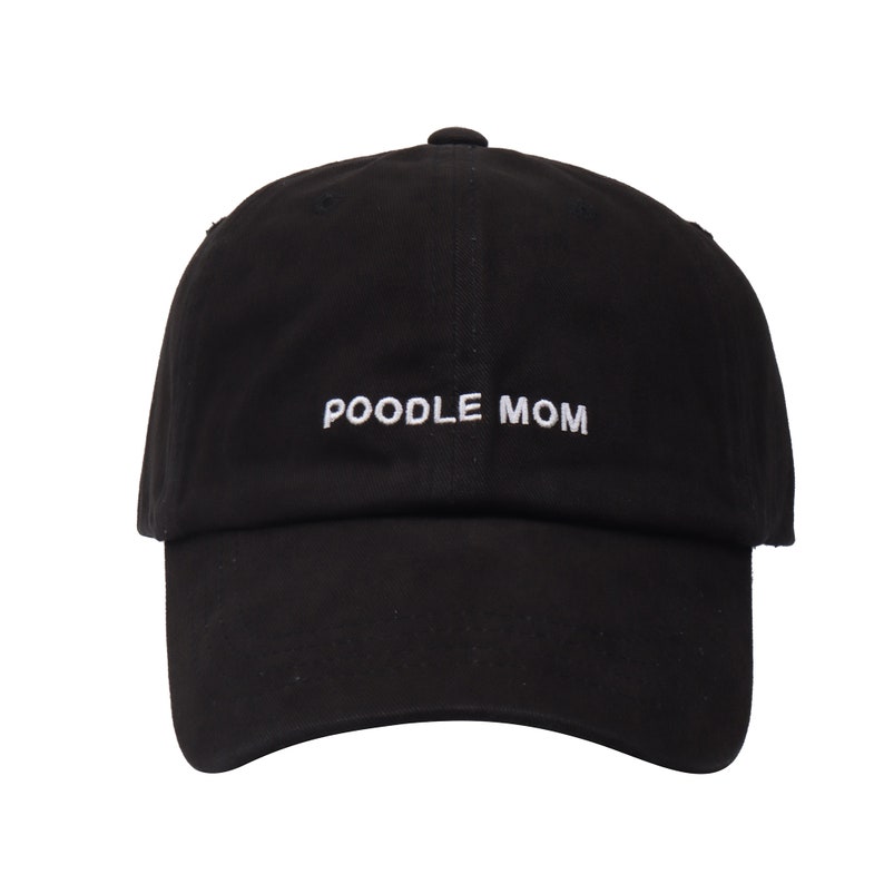 Pu&ograve; includere: Cappellino da baseball nero con testo ricamato in bianco che recita "POODLE MOM".