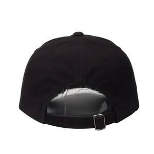 K&ouml;nnte beinhalten: Schwarze Baseballkappe mit einem schwarzen verstellbaren Riemen und einer Schnappschlie&szlig;e.