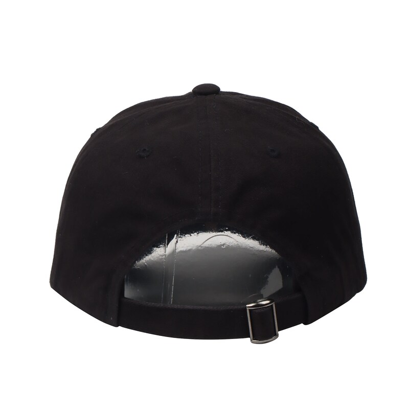 K&ouml;nnte beinhalten: Schwarze Baseballkappe mit einem schwarzen verstellbaren Riemen und einer Schnappschlie&szlig;e.