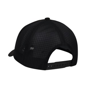 Op de afbeelding: Zwarte mesh trucker cap met een zwarte verstelbare band.