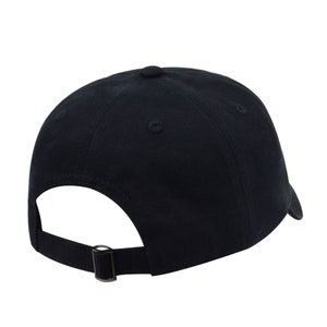 Pu&ograve; includere: Un cappello da baseball nero con visiera curva e cinturino regolabile con fibbia.