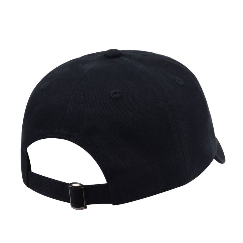 Pu&ograve; includere: Un cappello da baseball nero con visiera curva e cinturino regolabile con fibbia.