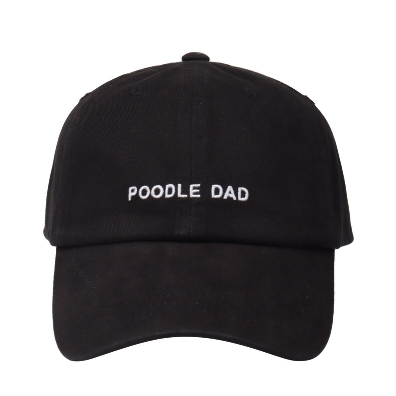 Pu&ograve; includere: Cappellino da baseball nero con testo ricamato in bianco che recita "POODLE DAD".