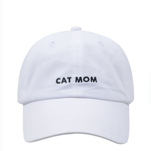 Pu&ograve; includere: Cappellino da baseball bianco con testo ricamato nero che dice "CAT MOM".