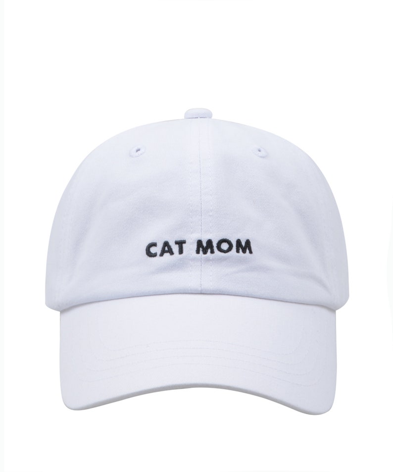 Pu&ograve; includere: Cappellino da baseball bianco con testo ricamato nero che dice "CAT MOM".