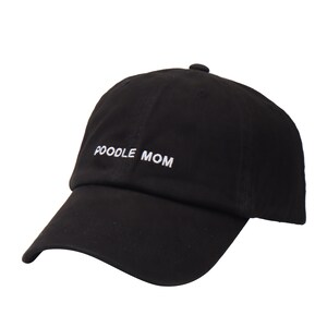 Pu&ograve; includere: Cappellino da baseball nero con testo ricamato bianco che recita "POODLE MOM".