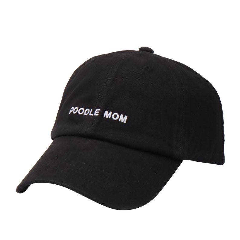 Pu&ograve; includere: Cappellino da baseball nero con testo ricamato bianco che recita "POODLE MOM".