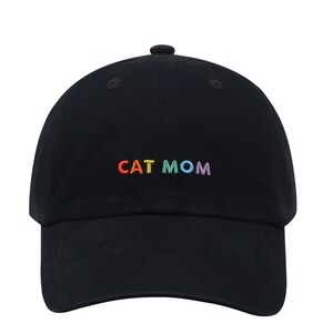 Pu&ograve; includere: Un cappello da baseball nero con le parole "CAT MOM" ricamate in colori arcobaleno.