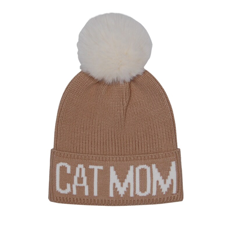 Puede incluir: Un gorro de punto marr&oacute;n con un pomp&oacute;n blanco y el texto "CAT MOM" en blanco.