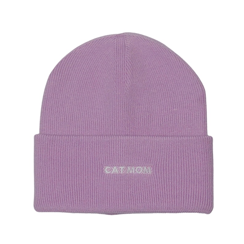 Puede incluir: Un gorro de punto de color lavanda con el texto "CAT MOM" bordado en blanco en la parte delantera.