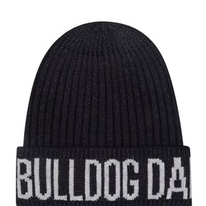 Pode incluir: Um gorro de malha canelada preto com o texto "BULLDOG DA" em letras brancas na aba dobrada. O gorro &eacute; de cor carv&atilde;o escuro e tem um design cl&aacute;ssico e justo.